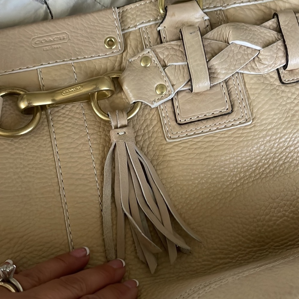 Coach light tan/cream Hampton shoulder bag. - Picture 15 of 16
